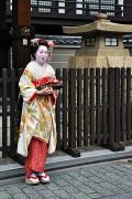 Discrète geisha dans une petite rue