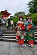 Japonaises déguisées en geishas devant le Kyomizu-dera