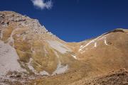 A gauche le Pécloz, à droite la crête du Mont d'Armenaz