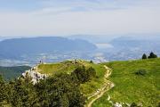 Sentier vers la croix du Granier, Chambéry et le lac du Bourget dans le fond