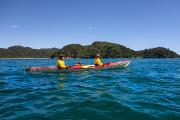 Kayak dans une eau turquoise